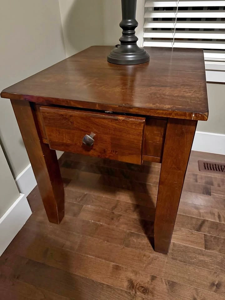 Solid wood End Table with Drawer