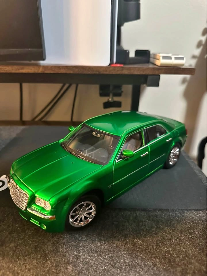 1:18 Scale Maisto 2005 Chrysler 300c