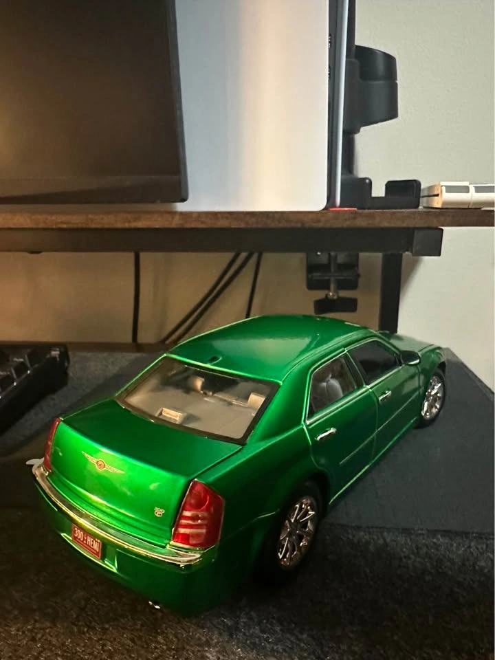 1:18 Scale Maisto 2005 Chrysler 300c - photo 2