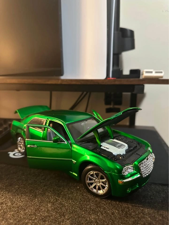1:18 Scale Maisto 2005 Chrysler 300c - photo 3