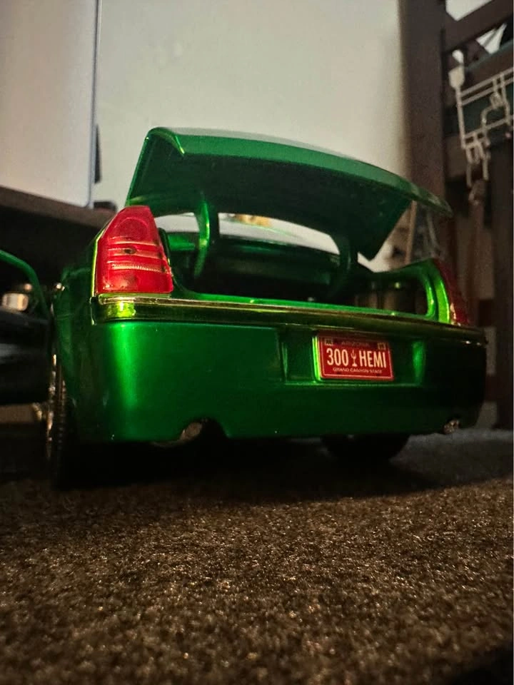 1:18 Scale Maisto 2005 Chrysler 300c - photo 4