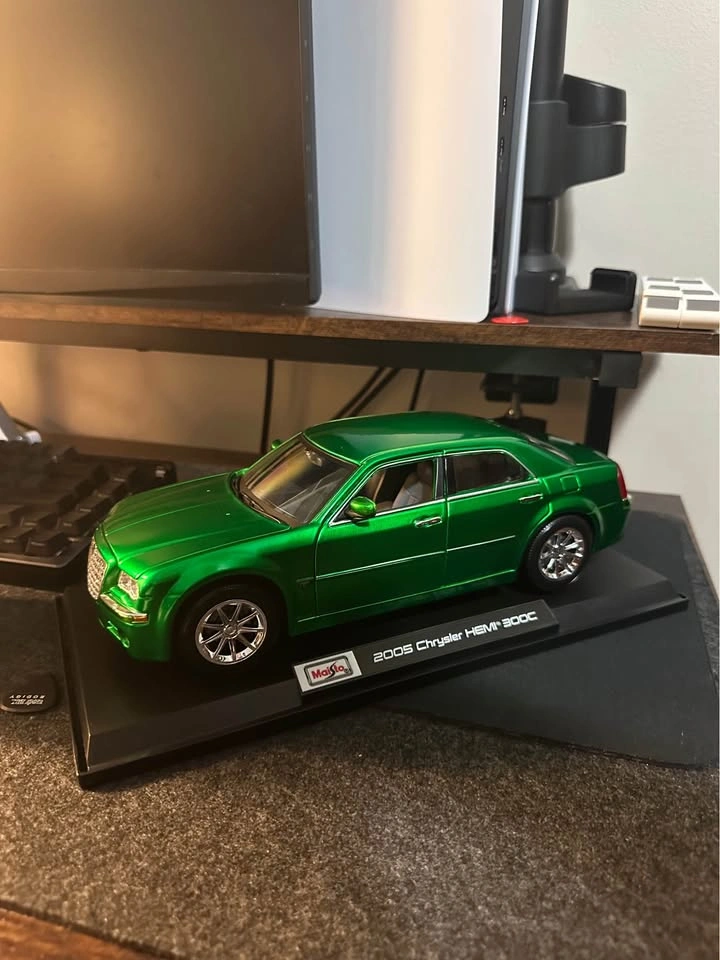 1:18 Scale Maisto 2005 Chrysler 300c - photo 5
