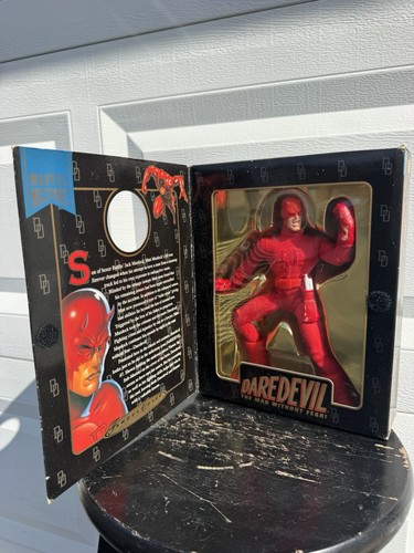Toy Biz Marvel Milestones Daredevil 8in Collector's Edition Figu - photo 2
