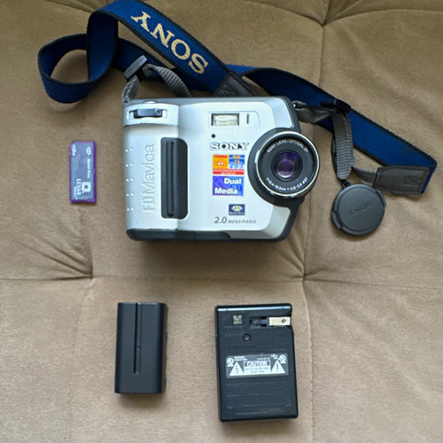 Sony Mavica MVC-FD200 2.0MP Compact Camera 3x/6x Zoom