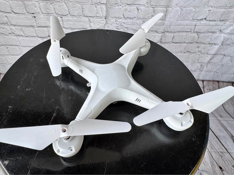 WiFi Adventurer Drone with Camera (13-inch Wi-Fi controlled mode