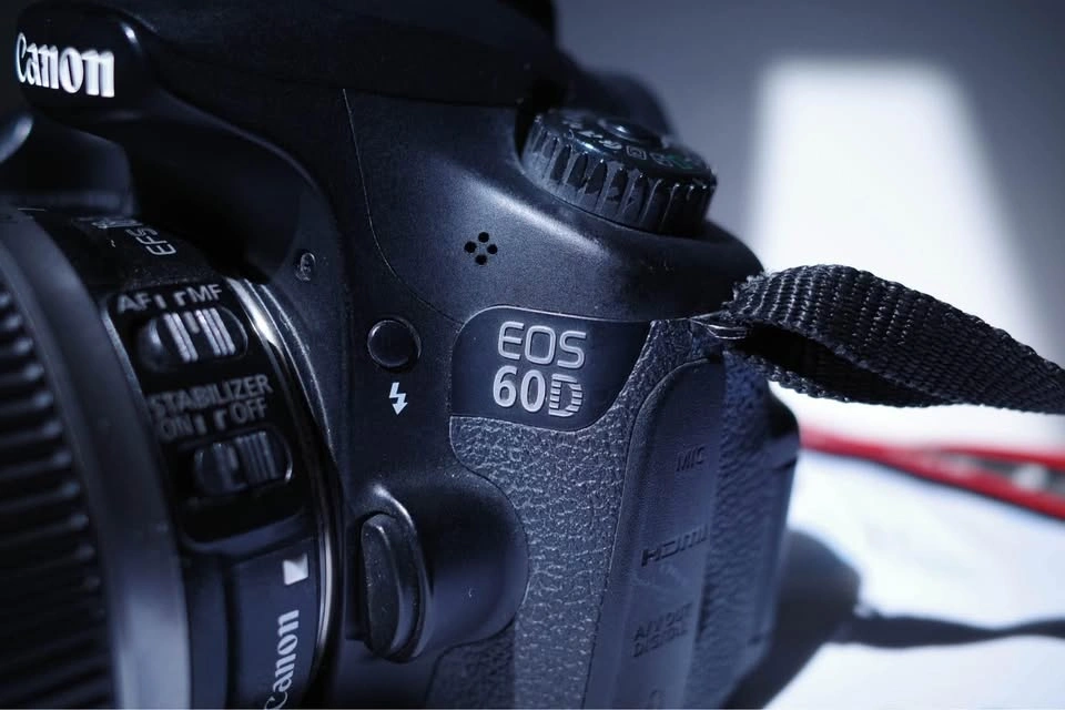 Canon EOS 60D DSLR Camera with 18-200mm Lens - photo 3