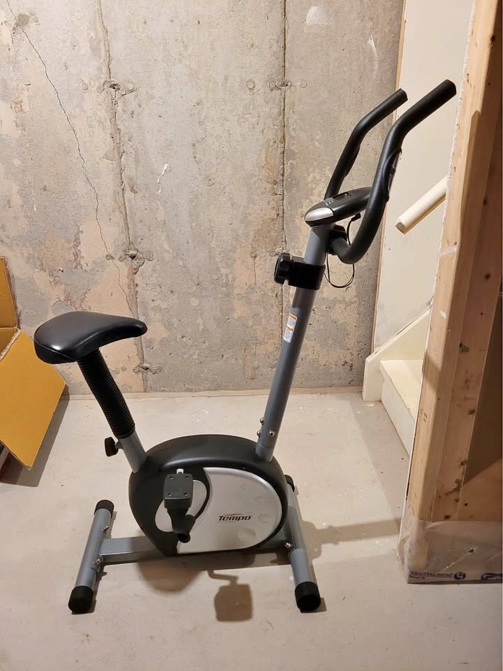 Tempo Fitness Upright Exercise Bike