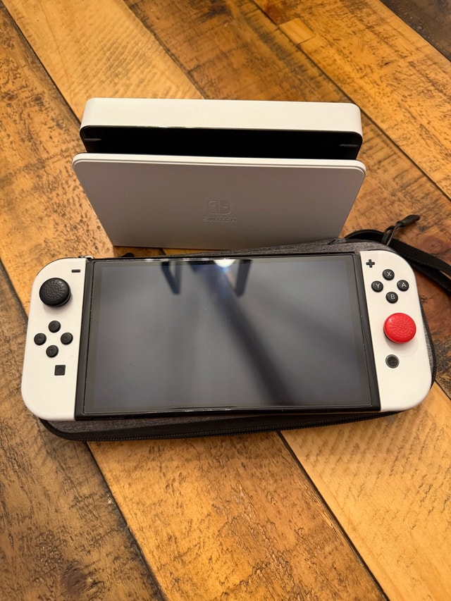Nintendo Switch OLED - photo 2