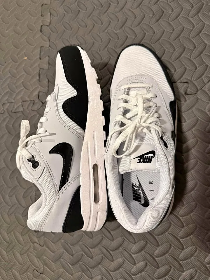 Nike Air Max 1 GS – White/Black size 6.5Y thumbnail