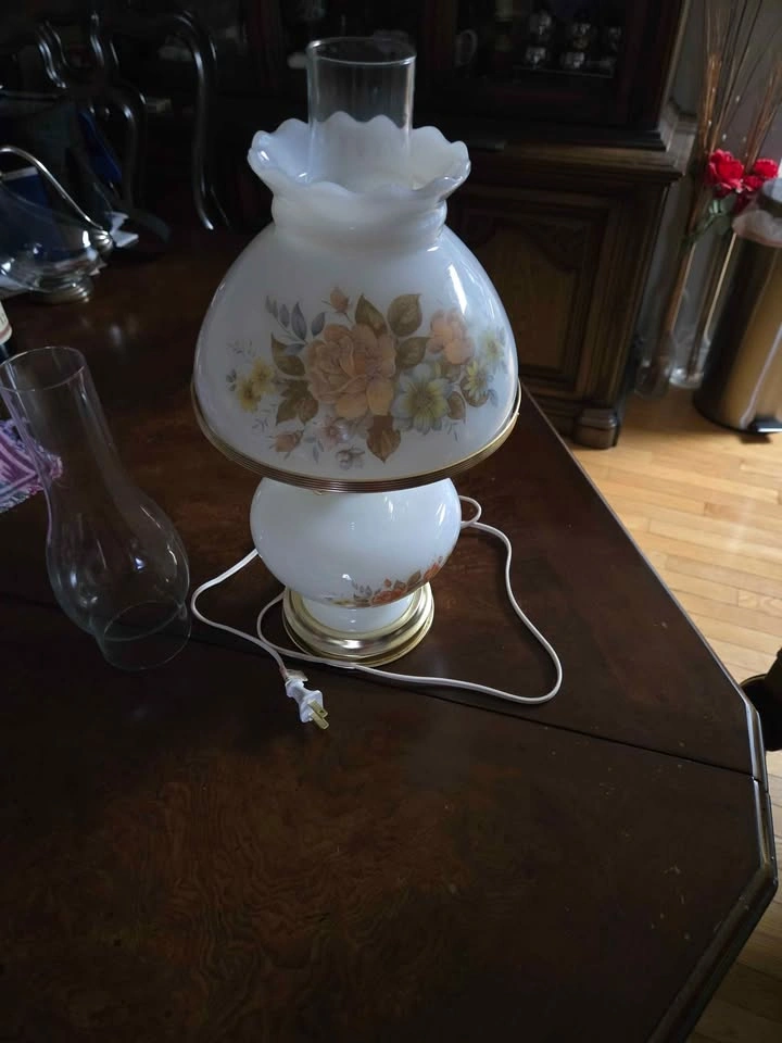 Vintage Floral Glass Hurricane Lamp / Parlor Table Lamp - 17” - photo 2