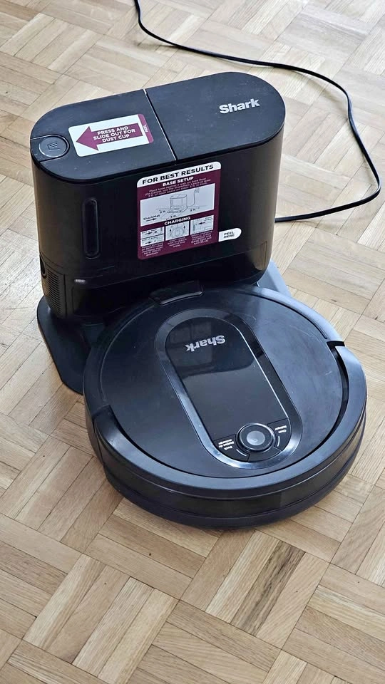 Shark Smart Robot Vacuum with Self-Empty Base