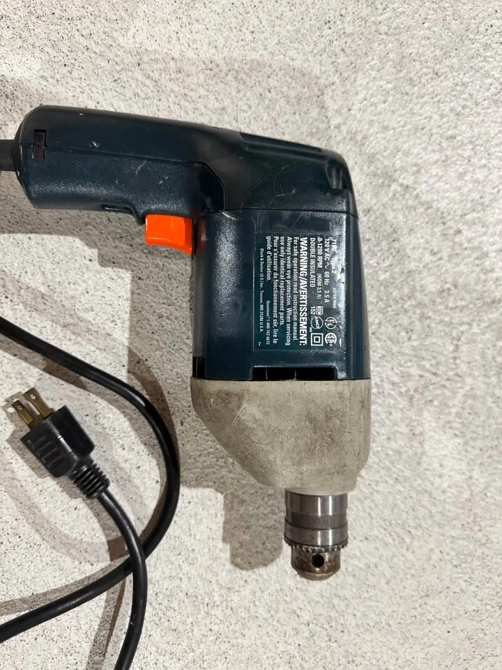 Black & Decker 3/8" Corded Drill (Model 7190 Type 2) - photo 2