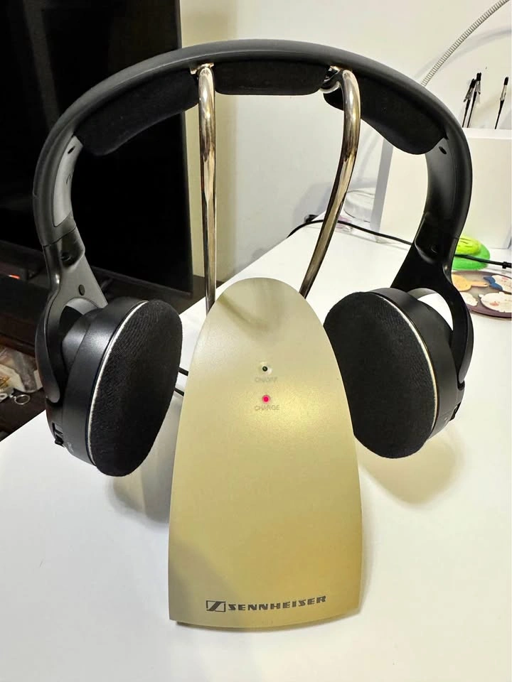 Sennheiser RS 126 II Wireless Headphones & Charging Base