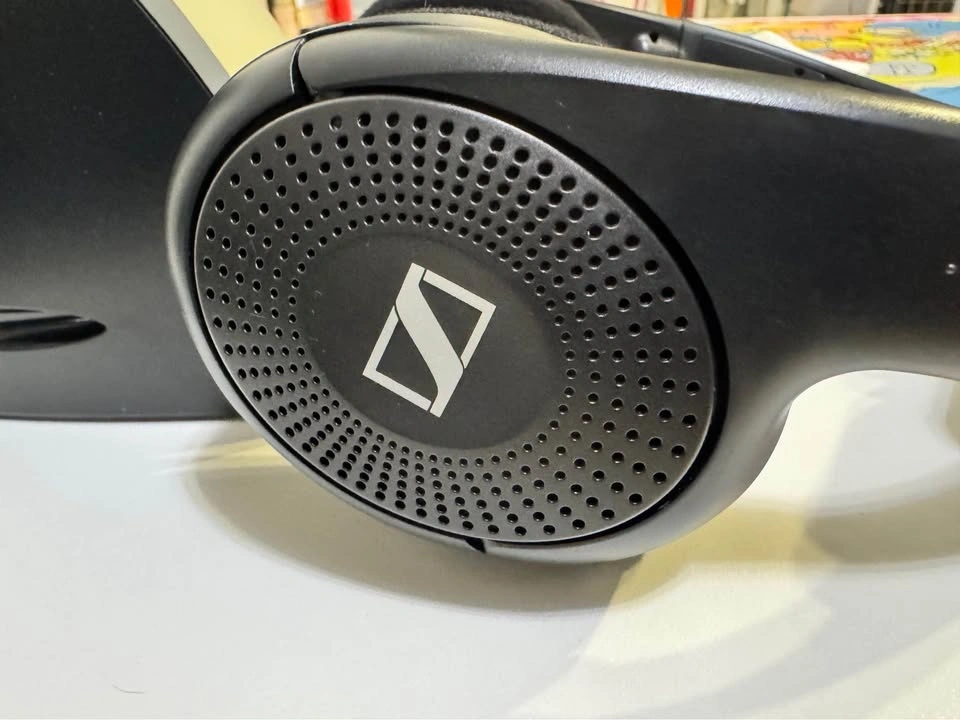 Sennheiser RS 126 II Wireless Headphones & Charging Base - photo 3