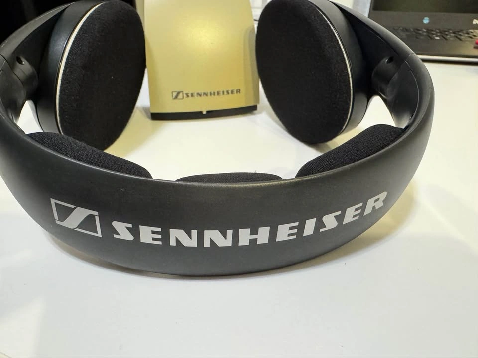 Sennheiser RS 126 II Wireless Headphones & Charging Base - photo 4