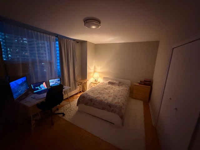 Huge Furnished 20 m² Bedroom + Balcony Access | 6-Min Walk