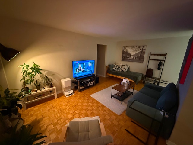 Huge Furnished 20 m² Bedroom + Balcony Access | 6-Min Walk - photo 3