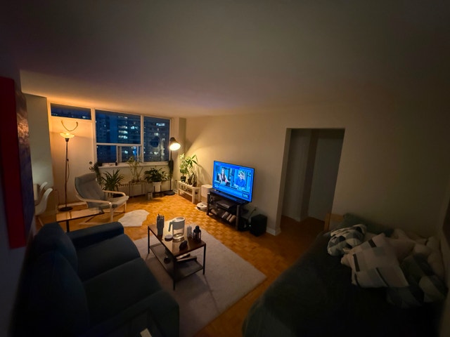 Huge Furnished 20 m² Bedroom + Balcony Access | 6-Min Walk - photo 4