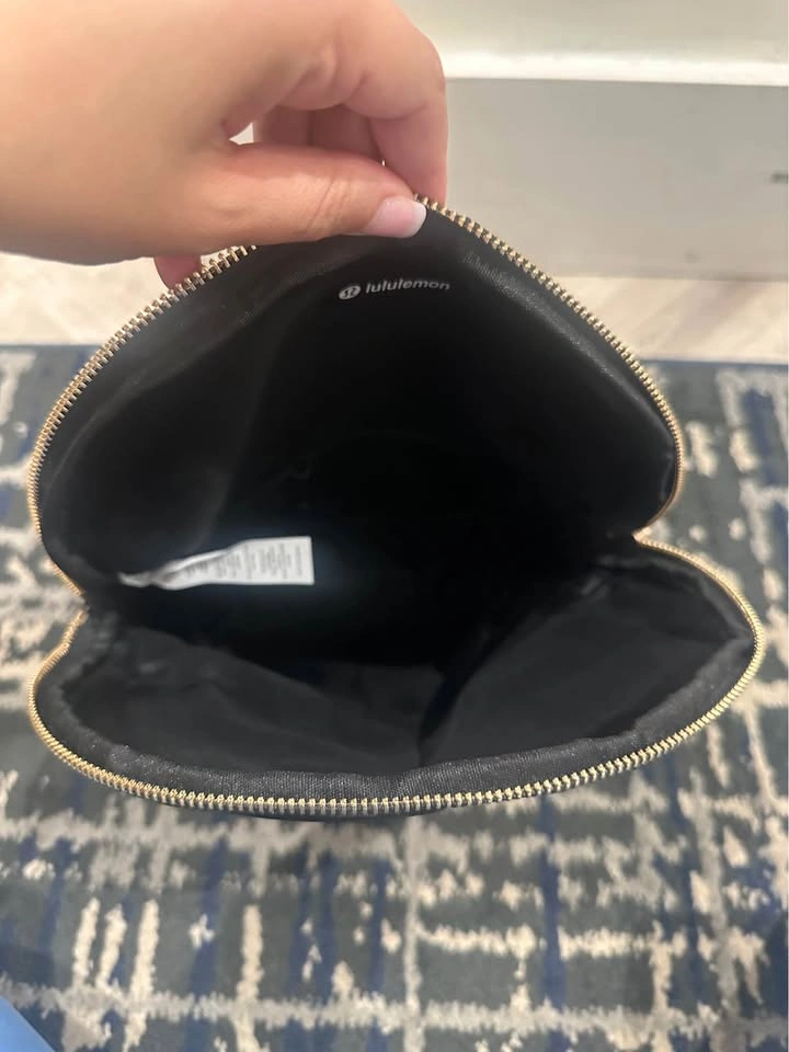 Lululemon All Night Festival Bag 5L – Black & Gold - photo 4