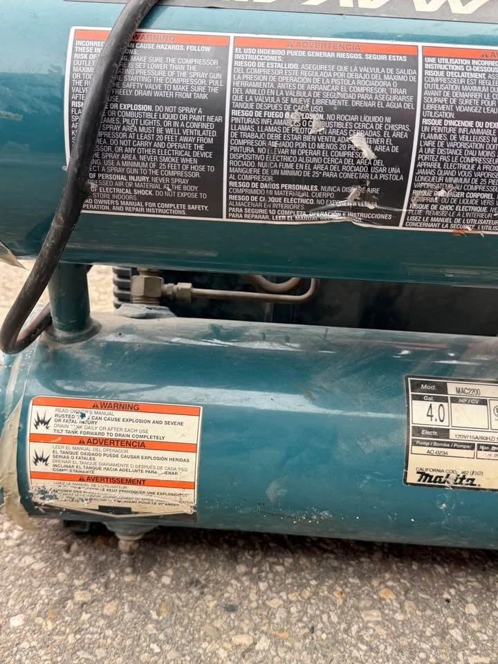 Makita MAC2200 portable air compressor, 4-gallon tank - photo 3