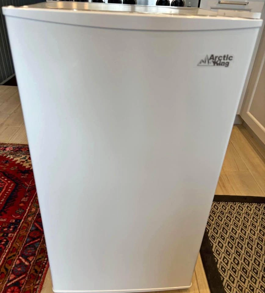 Arctic King ARU133B1AWW Mini Fridge