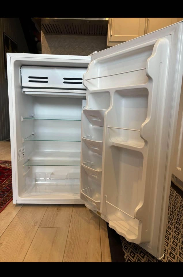 Arctic King ARU133B1AWW Mini Fridge - photo 2