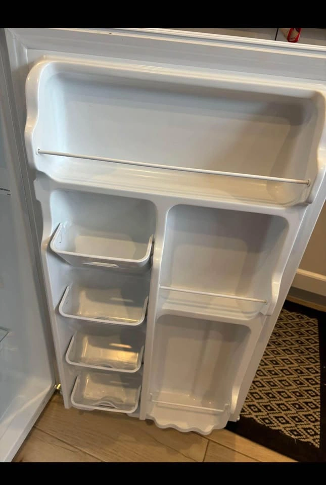 Arctic King ARU133B1AWW Mini Fridge - photo 3