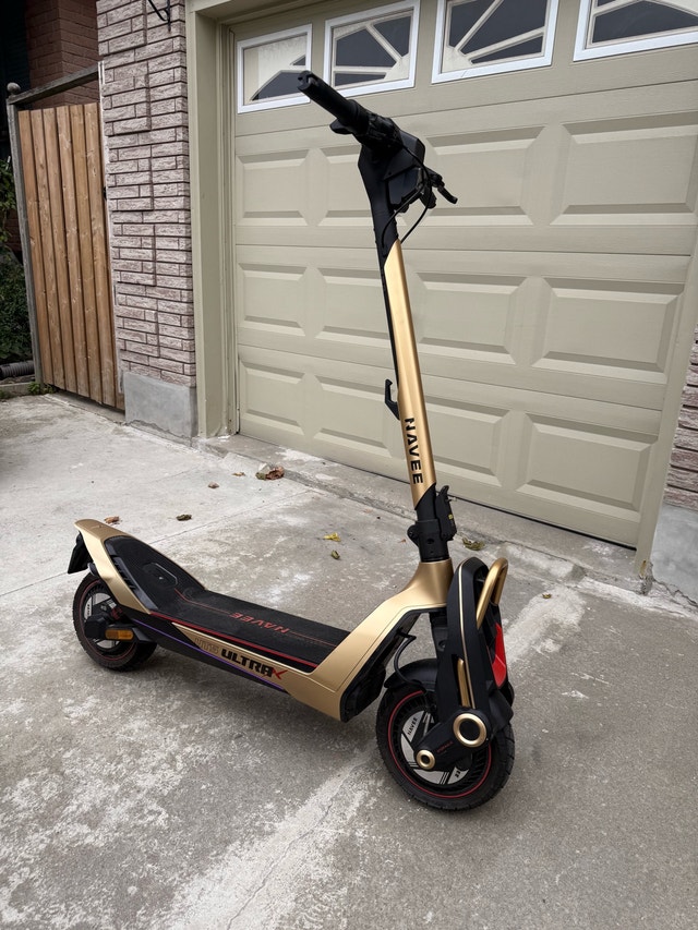 NAVEE UT5 Ultra X SuperScooter – Mint Condition