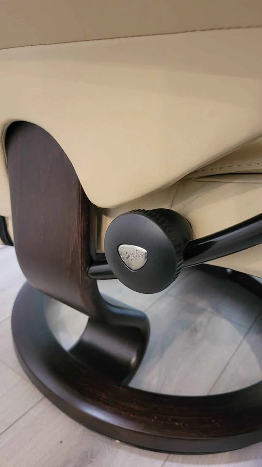 Stressless Leather Recliner with Ottoman and Tray - photo 3