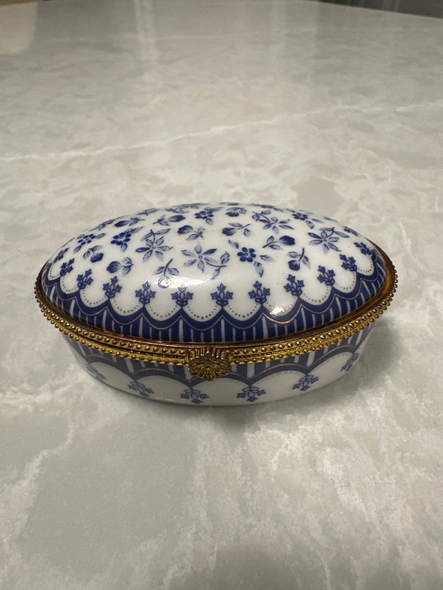Vintage miniature French-style oval porcelain hinged trinket box