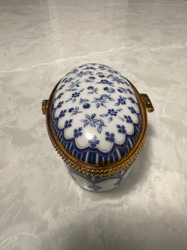 Vintage miniature French-style oval porcelain hinged trinket box - photo 2