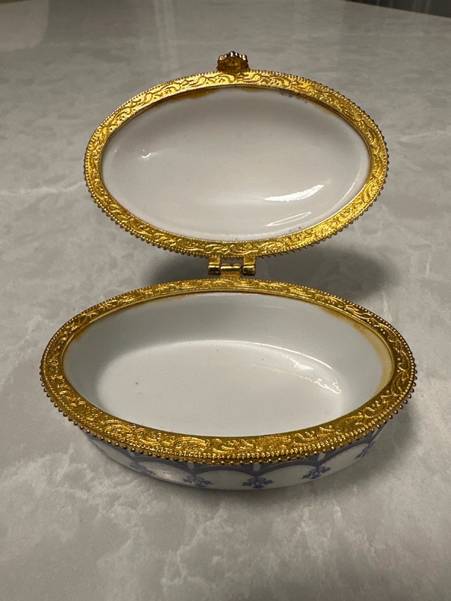 Vintage miniature French-style oval porcelain hinged trinket box - photo 3