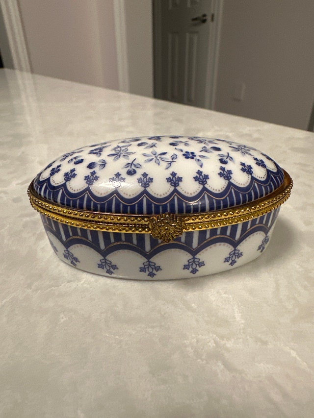 Vintage miniature French-style oval porcelain hinged trinket box - photo 4