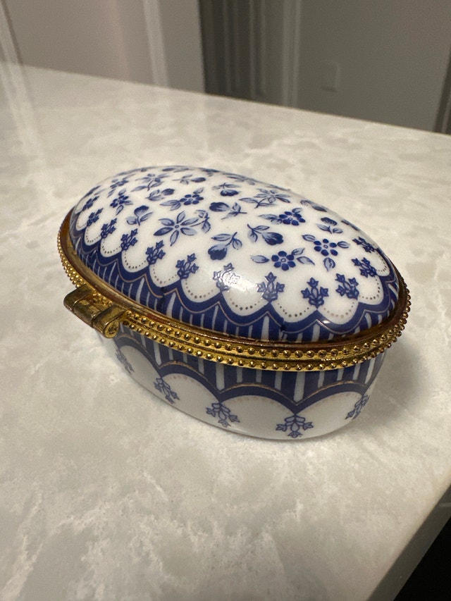 Vintage miniature French-style oval porcelain hinged trinket box - photo 5