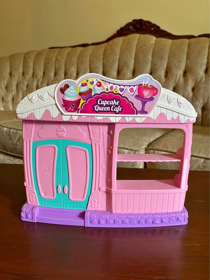 Shopkins Season 4 Food Fair Cupcake Queen Cafe Playset