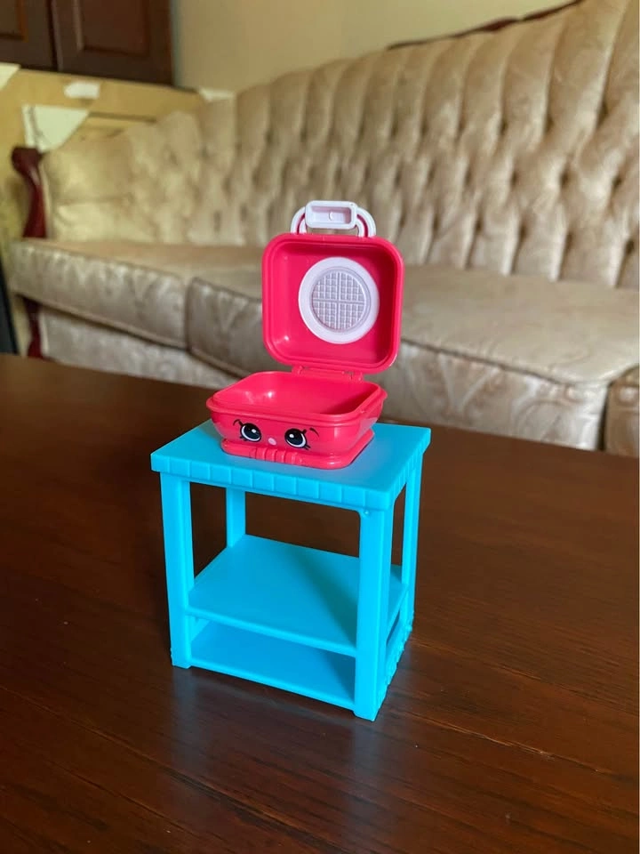 Shopkins Season 4 Food Fair Cupcake Queen Cafe Playset - photo 3