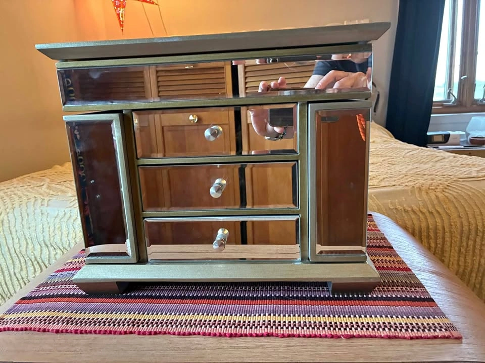 Mirrored jewelry box