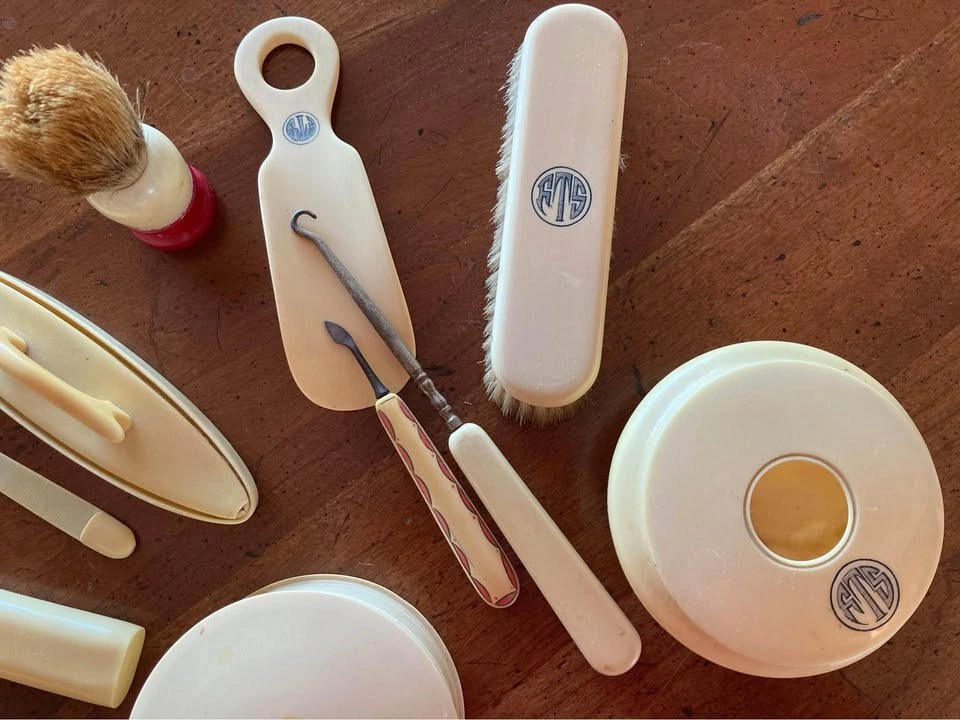 1930’s Celluloid Art Deco Vanity Grooming Set - photo 2