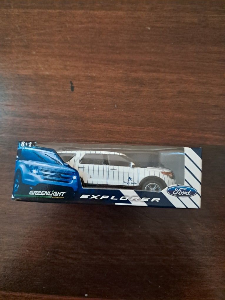 Greenlight 2011 Ford Explorer - photo 2