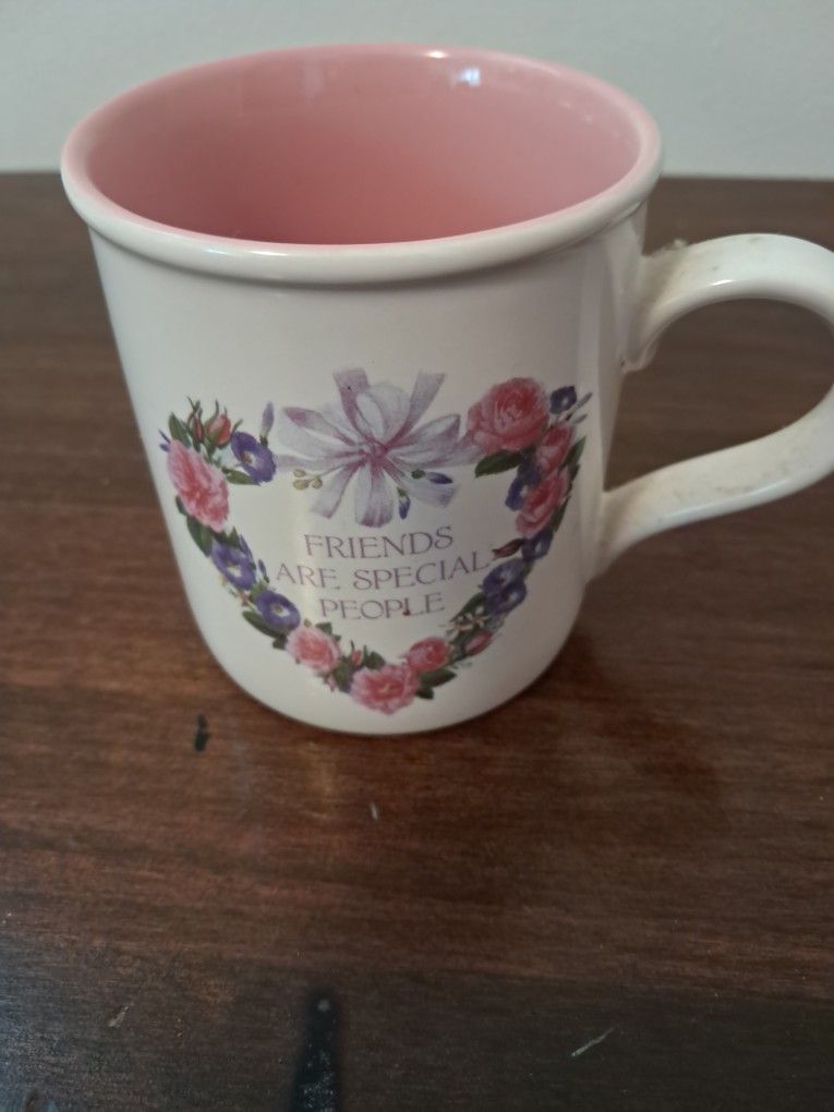 Mug saying friends are special people from the 80s