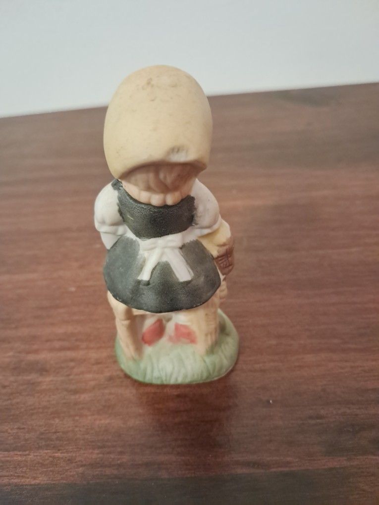 Vintage figuring little girl holding a basket mid twentieth cent - photo 2