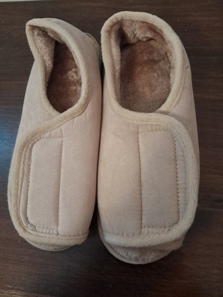 Adjustable slippers size 8/9