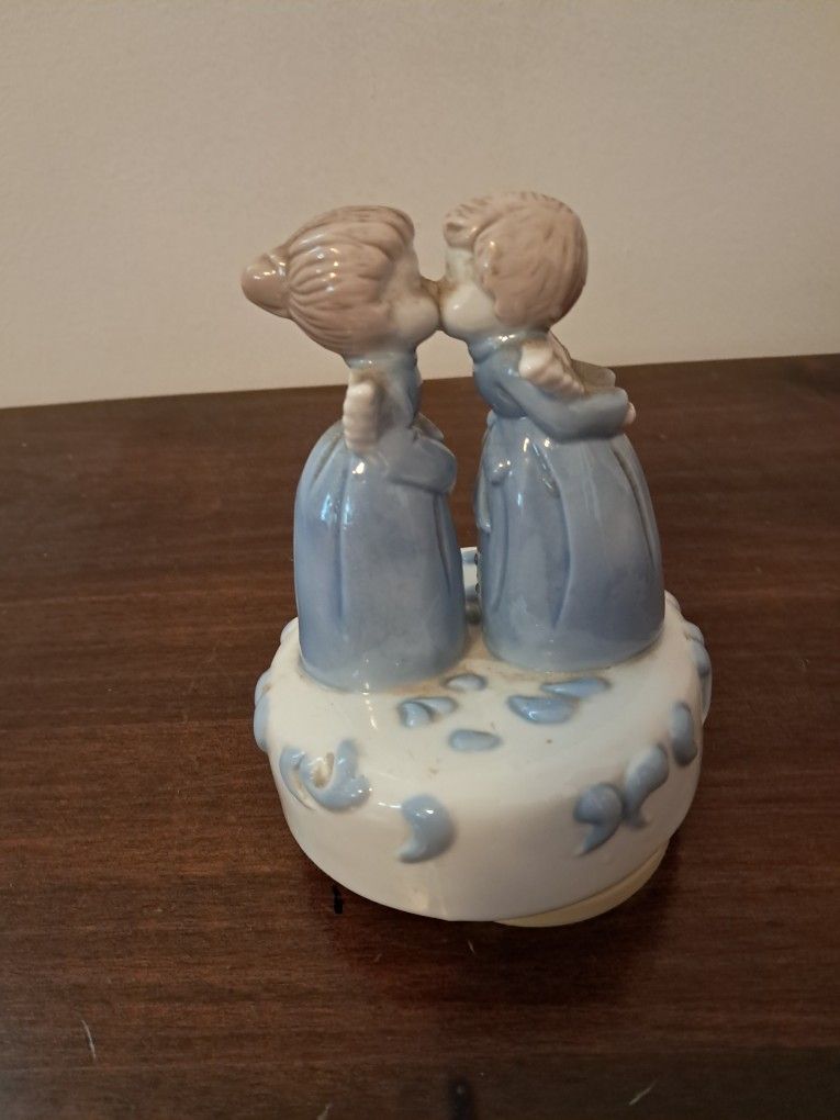 Kissing Angel's Music Box