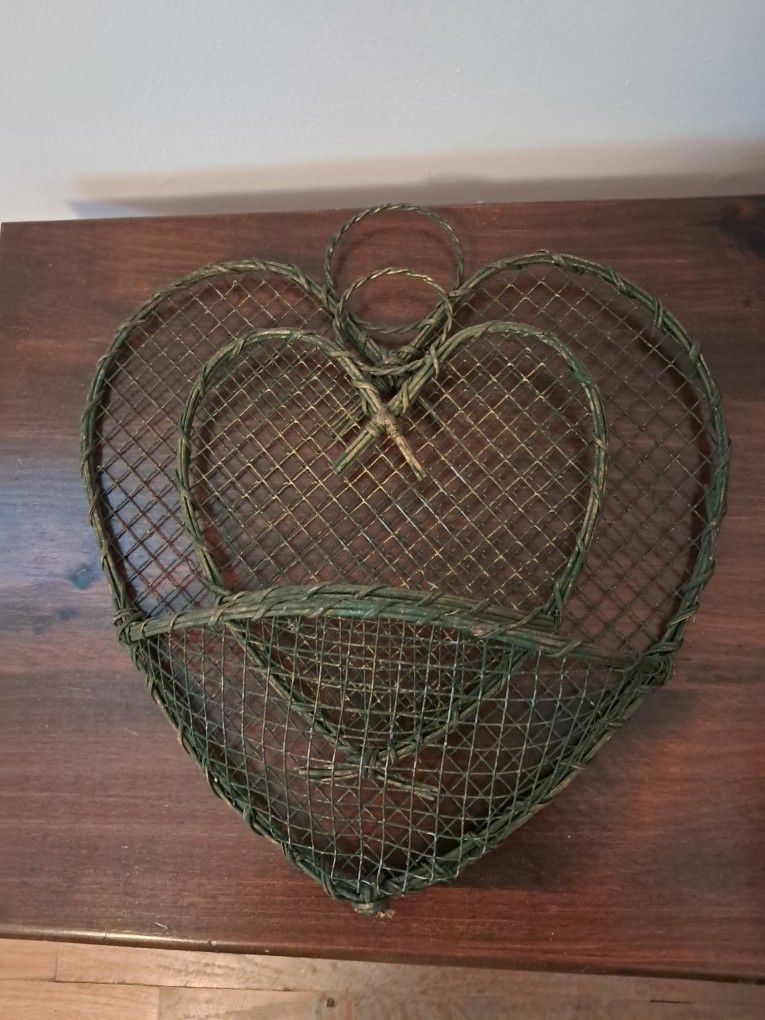 Metal heart shape wall hanger
