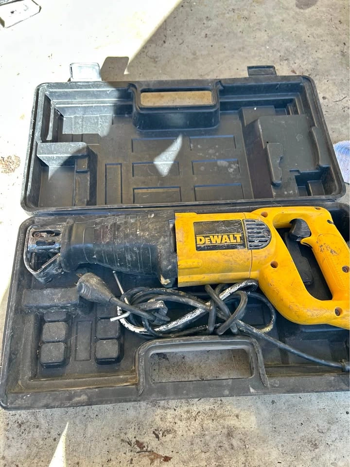 Corded reciprocating saw