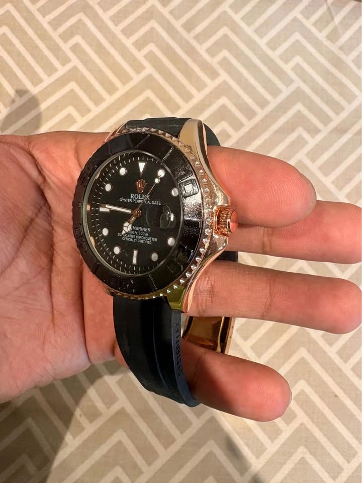 Men’s Black & Gold Watch - photo 3