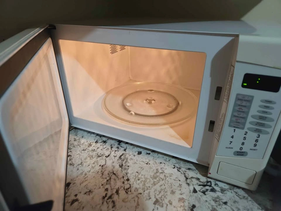 Danby Microwave – Good Working Condition - photo 2