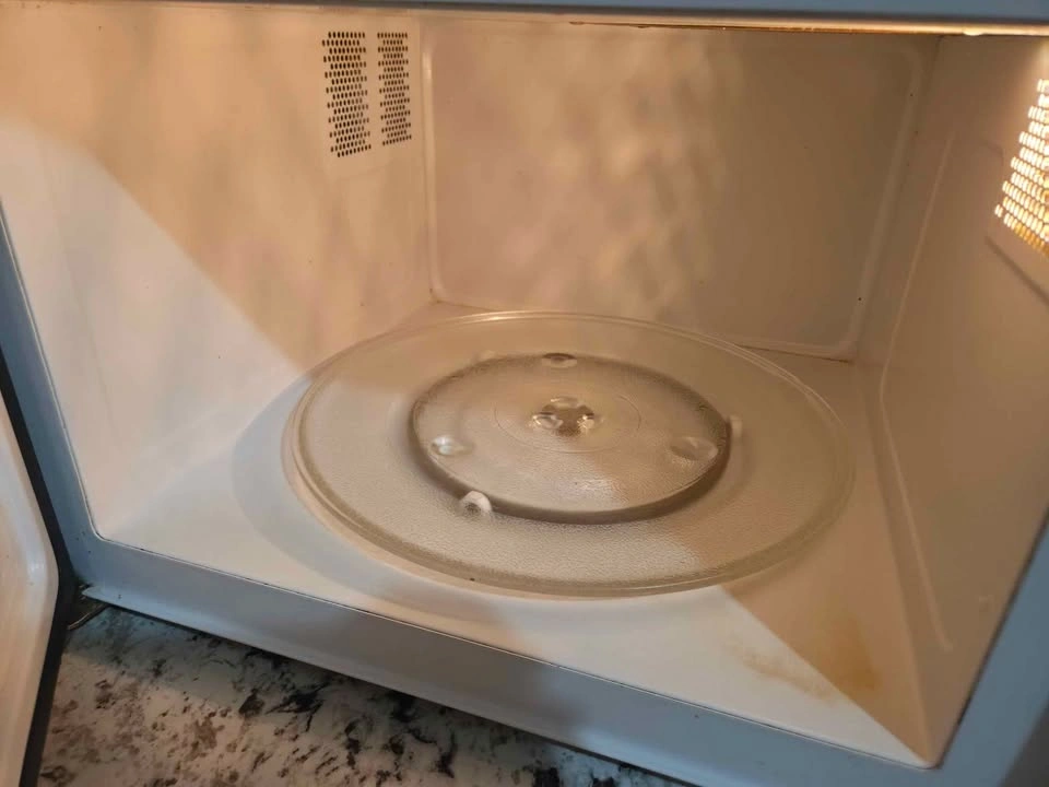 Danby Microwave – Good Working Condition - photo 3