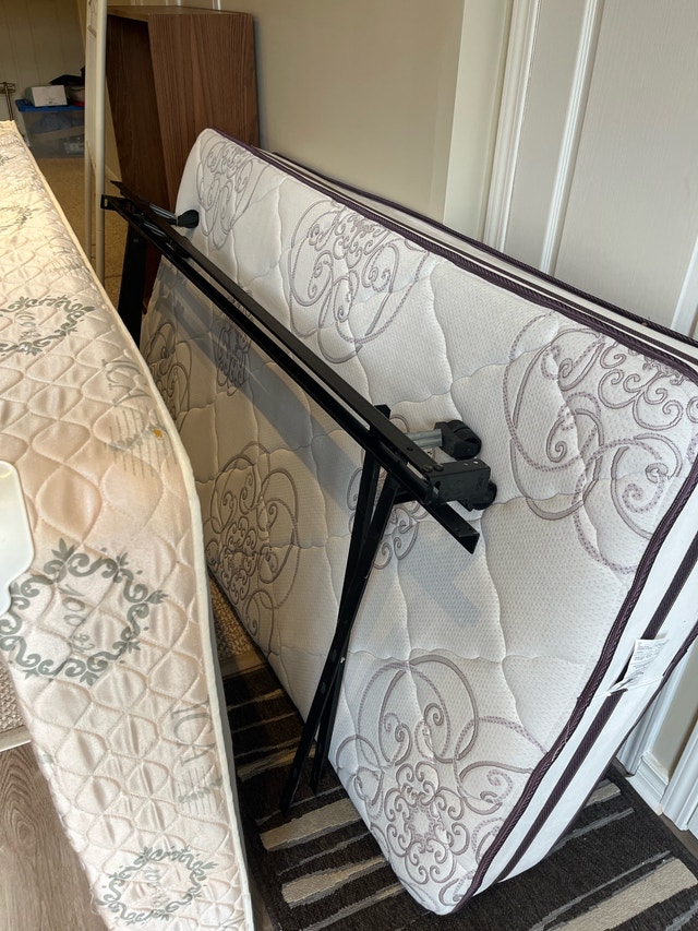 Beautiful Twin Bed frame and mattress - photo 2