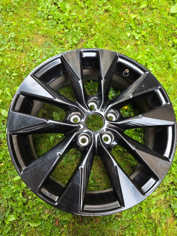 2017 Nissan Sentra 17" Alloy Wheels with Continental Tires - photo 4